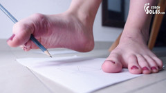 Czech Soles - foot fetish content: Náctiletá modelka nohou si píše a kreslí bosýma nohama