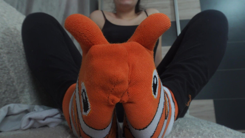 AmayaMori: 일본 타비 양말을 신은 후 발과 발끝으로 노는 배다른 여동생