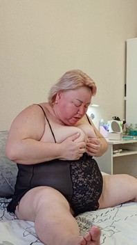 Une belle-mère masturbe ses gros trous