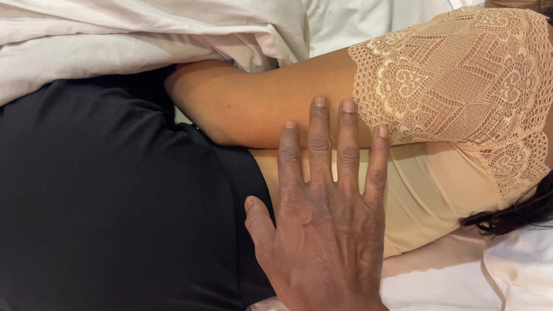 Bongcouplexxx: 来自加尔各答的印度孟加拉语 bhabi 被客房服务男孩指交和性交