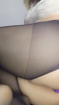 Saya suka mengongkek pantat saya dengan dildo besar, memakai pantyhose