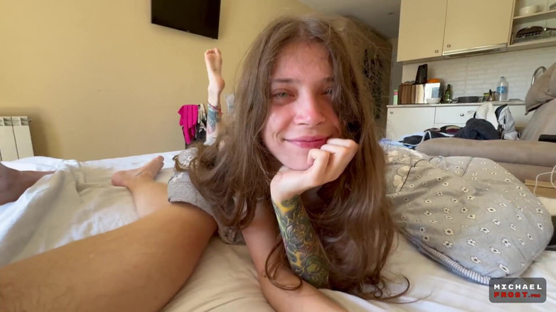 MichaelFrostPro: Прокинувся і поклав його їй в рот. Сперма в її горло