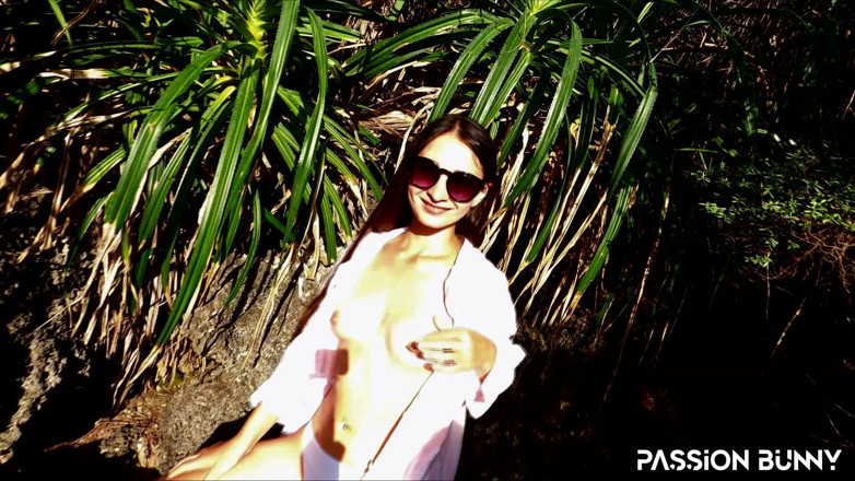PassionBunny: Solo penuh gairah di luar ruangan di hutan yang cerah