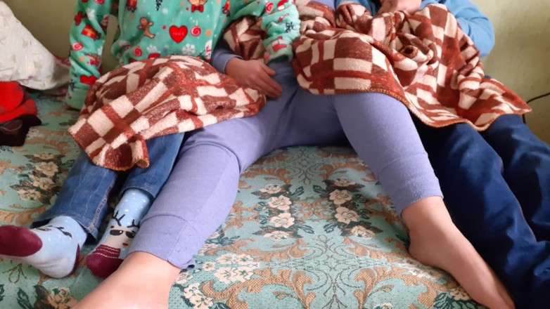 Lesbian-illusion: Adik tiri teman wanita saya melancap saya semasa tiga daripada...