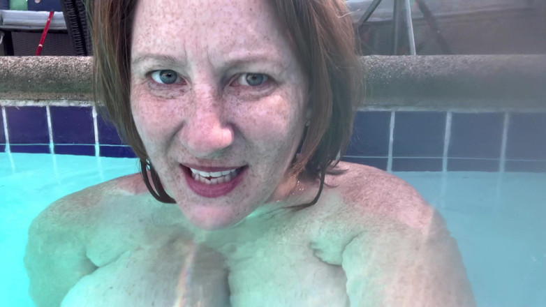 RedGemi: Desnuda en la piscina - solicitud de personalizado