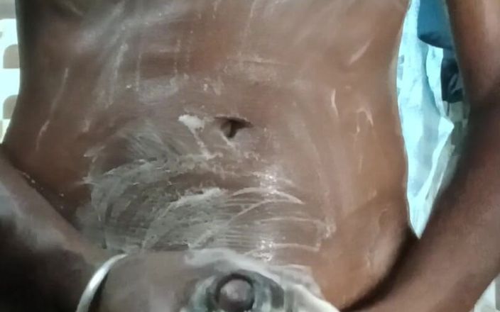 Ravihardcopy: Zwarte kont zichtbaar tijdens het baden