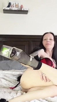 Sua esposa está no trabalho e você está no seu almoço, venha desfrutar dos meus saltos stripper, meias arrastão e provocando um pouco.