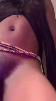 Browngurl 234 danse sensuelle dans une robe de lingerie, une beauté pulpeuse se déplace