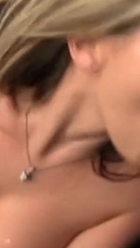 Mărturisirea la gaura din zid - gloryhole duce la o șarjă uriașă de spermă în gura blondei