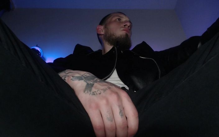Hunky time: Папочка в коже и натурал доминирует и кончает