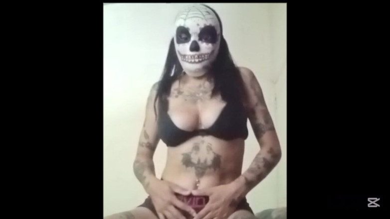 Sofixxx: Drobná mladá dívka si hraje sama s polštářem