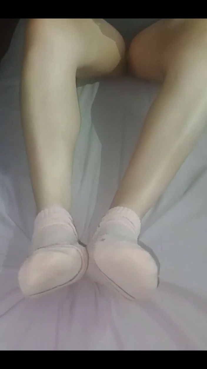 Fitcure1: Medi छोटे मोज़े और अपनी पूंछ में अपने पैर दिखाती है