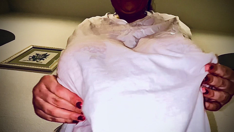VeeVee Vixen: Wet T-shirt Huge Tits