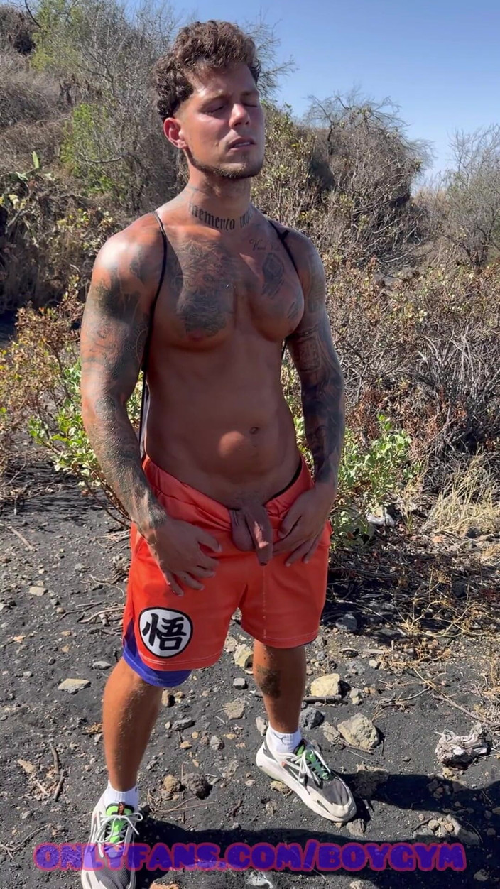 BoyGym: जंगल के लड़के में पेशाब मुझे खोजता है