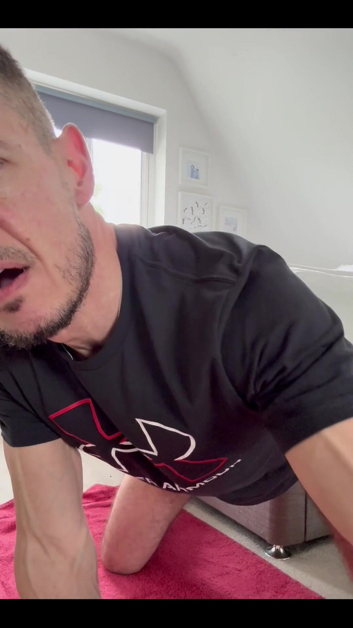 NaughtySub4Use: मुझे इस बड़े मोटे डिल्डो की सवारी करते हुए देखें।