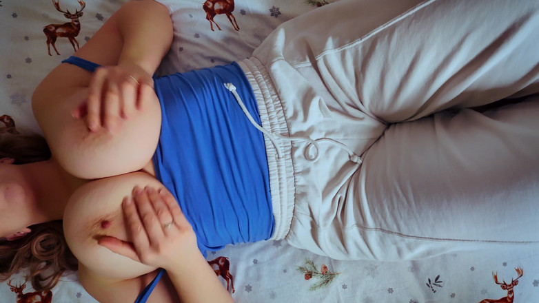 Mrs Wetslavs: 隔壁的饥渴妻子一边想着她的邻居一边自慰。阴毛浓密的微胖女王