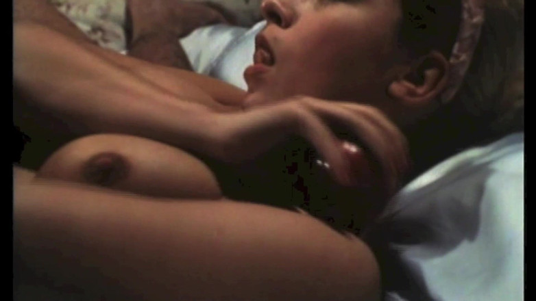 Inhonorof porn: Elle Mange Une Pomme En Se Masturbant Puis Se Fait...