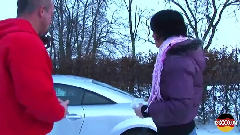 123XXX - 100% Amateurs: Linda chica europea necesitaba ayuda con su coche