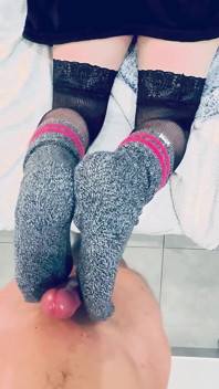 Neodolatelný Outfit: Sportovní Ponožky a Síťované Punčochy