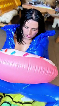 Dominante MILF in glänzenden Lederhosen und glänzender unterjacke. Blowjob, cameltoe, spermaspiel und aufblasbare zerstörung