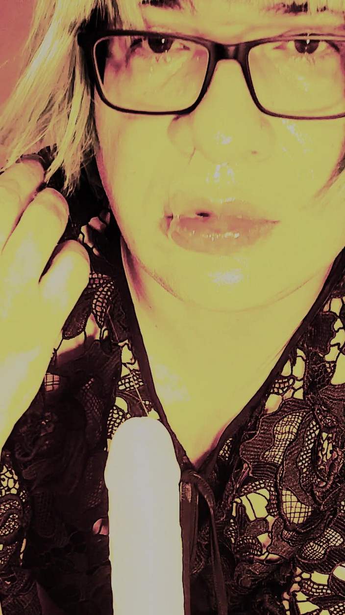 kandiKane: Kandi la salope sexy fume et suce baveuse