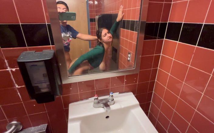 Hailey Rose: ホールフーズ公衆トイレセックス(ヘイリーローズと本物のアマチュアビデオ)