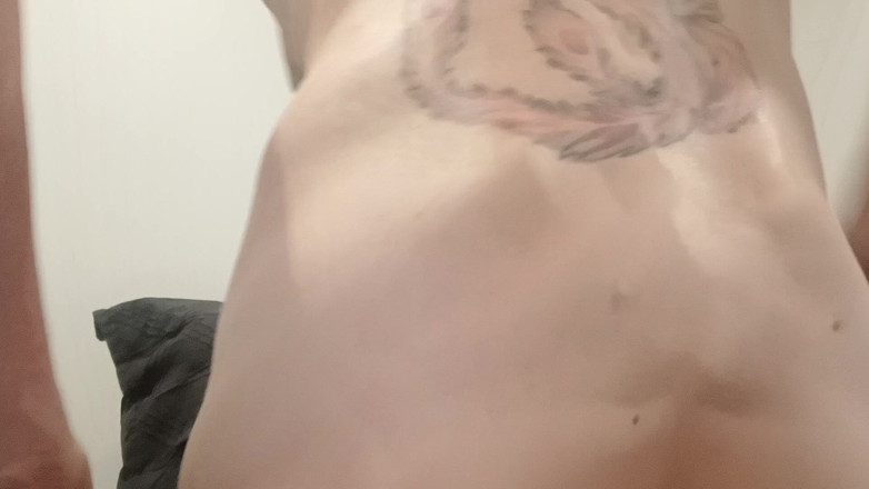 Harry69ererer: 在椅子上弯下腰自慰