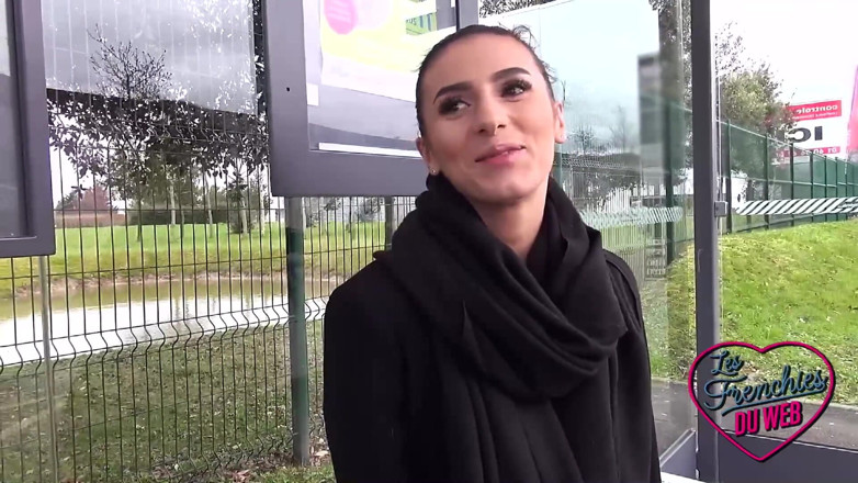 The Frenchies of the web: Nelly, uma morena safada que se mostra e é fodida em...