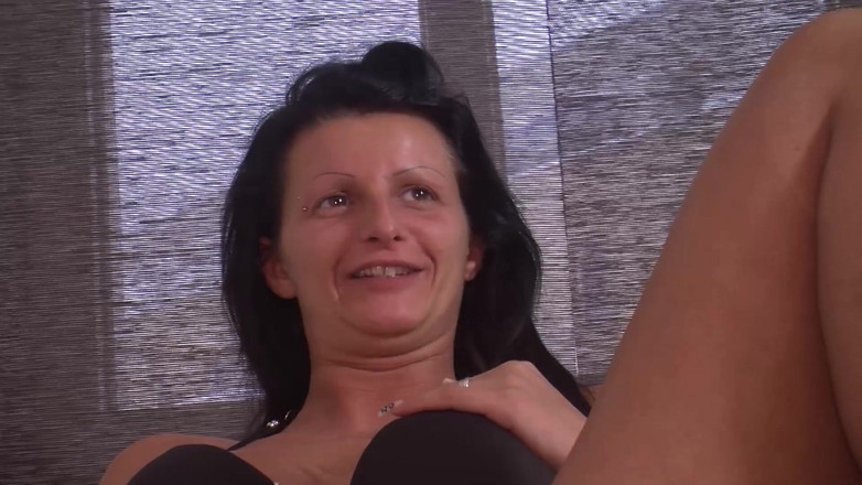 Busty German Sluts: C’est une MILF allemande à forte poitrine qui est là pour...