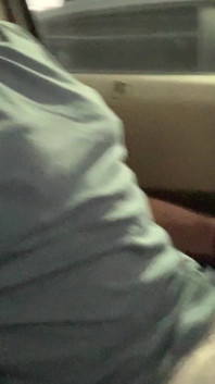 Arabamda sert yarağımı teşhir ediyor