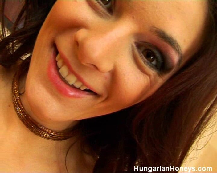 Hungarian Honeys: Anita queen gioca in mutandine