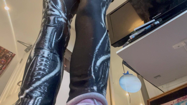 Glitterqueen1999: 巨人女の小さな男が私が仕事の準備をしているのを見ている メイクと着替え