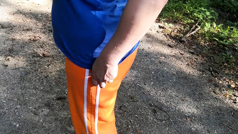 Bouncy Tits Action: Orties dans son slip dans la nature, dirty talk