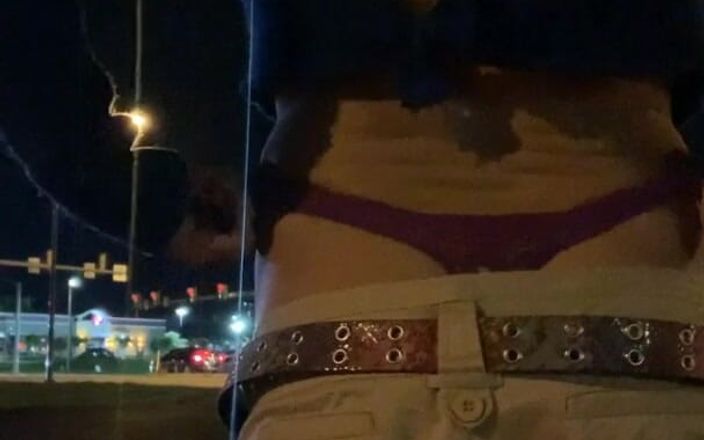 CindieLove: Khaki shorts si cewek hot dengan pantat bahenol lagi asik...