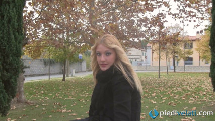 Foot Fetish HD: Bella bionda fumatrice mostra i suoi piedi all'aperto