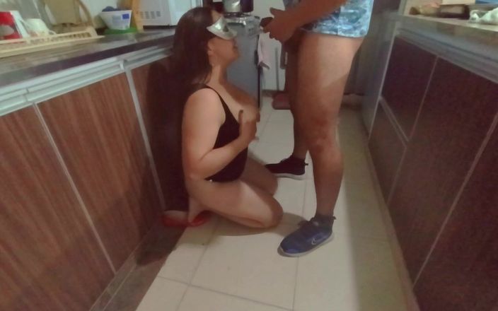 Mike Franco: 拉丁继妹和她的继妹在厨房里做爱 - 口爆