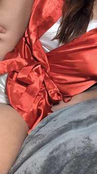 Soția curvă roșcată are orgasm cu degetul