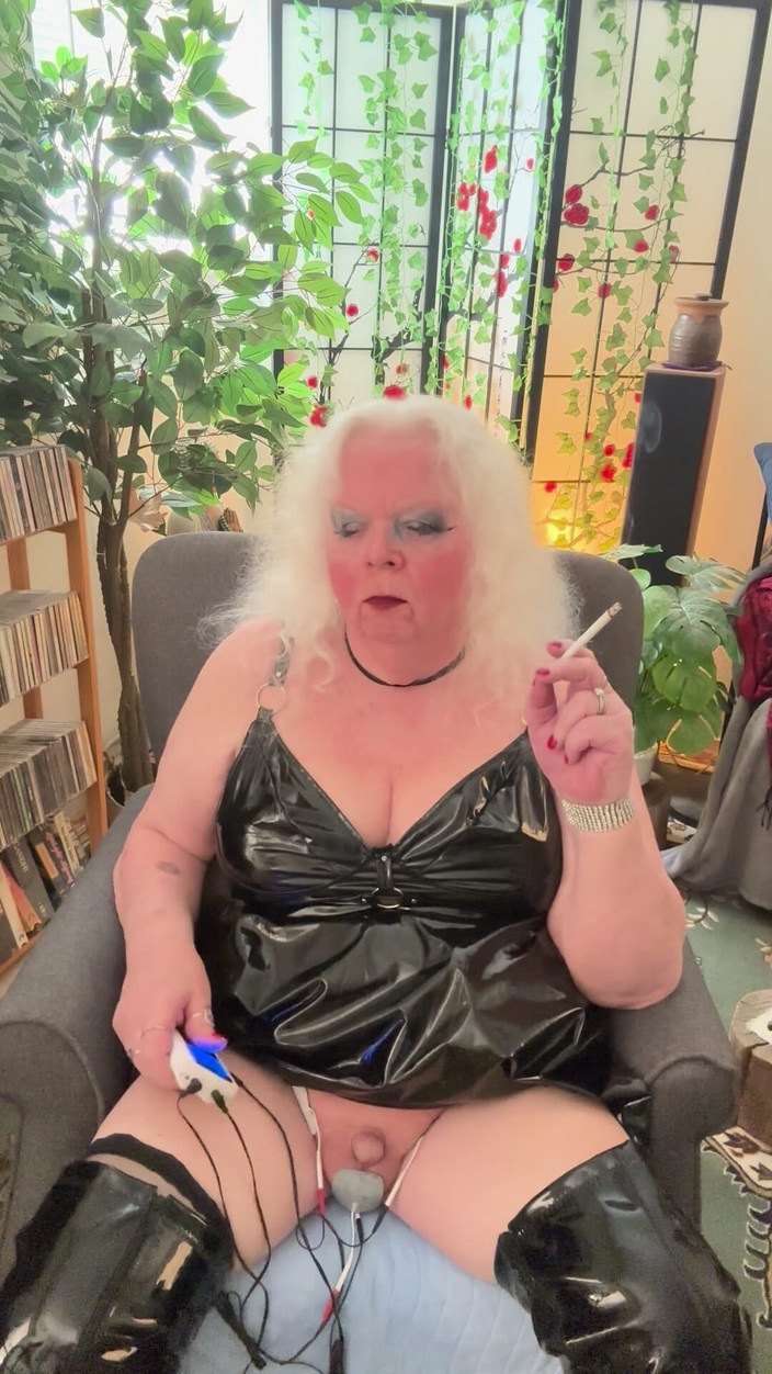 Constance: Salope, sodomie, pisse, fume