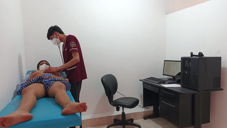 Goky: 变态医生操饥渴女大学生的阴户 18+