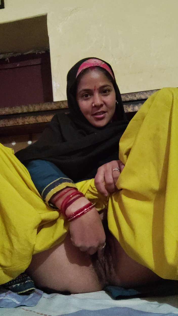 sashaa: Индийская деревенская жена дези мастурбирует одна