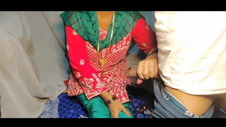 Desi step mom: 享受性爱，浪漫的性爱，热辣哥在印地语 bhojpuri 性爱视频真实村庄