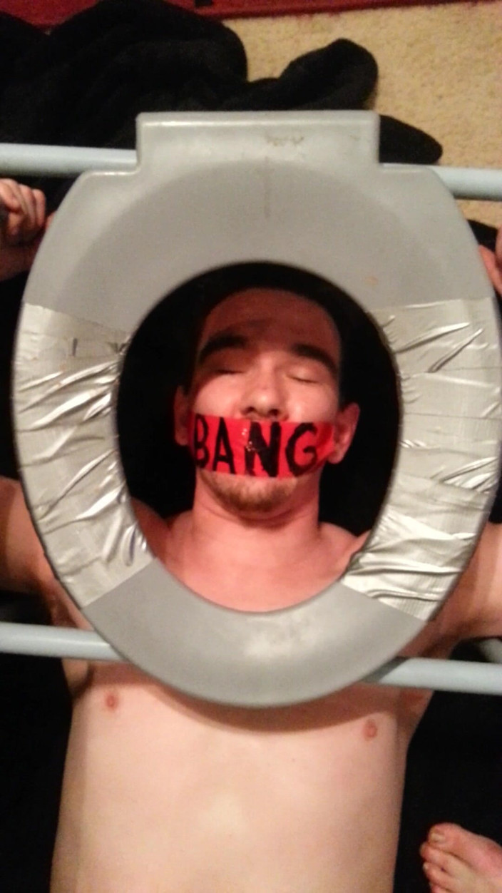 Switch sluts: 同时手淫和操她的阴户