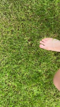 Camminare a piedi nudi sull'erba