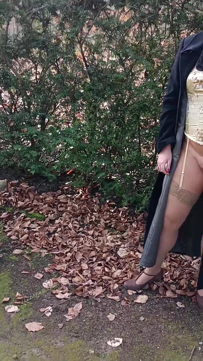 Mike Vonberg: My Muslim Girlfriend Shows Her Pussy Outside in the Park.