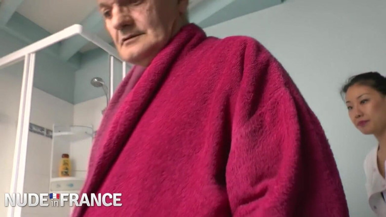 La France a Poil: Збуджений старий збоченець просить свою азіатську медсестру трахнутися