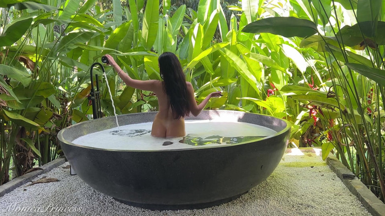 Princess Monica: 丛林裸体洗澡 - 幕后花絮