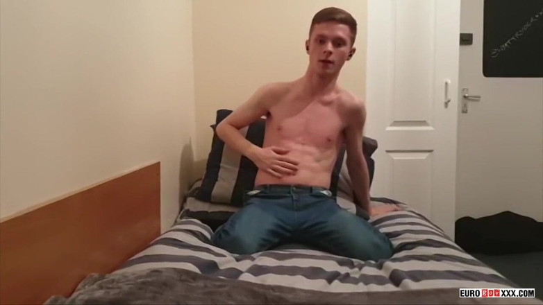 Euro boy xxx: Bi Boy Stroking on Cam!