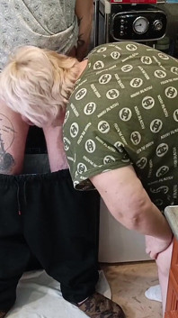 Sborra in bocca alla matrigna dopo aver fatto un pompino profondo