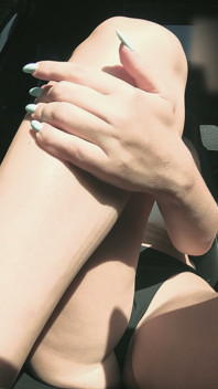 Nikki tiene enormes tetas y chupa la gran polla en el coche