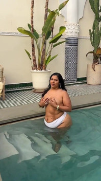 Femeie mare și țâțoasă face opturi în piscină stropind apa cu fundul uriaș. Cur gras umed aplaudă în aer liber
